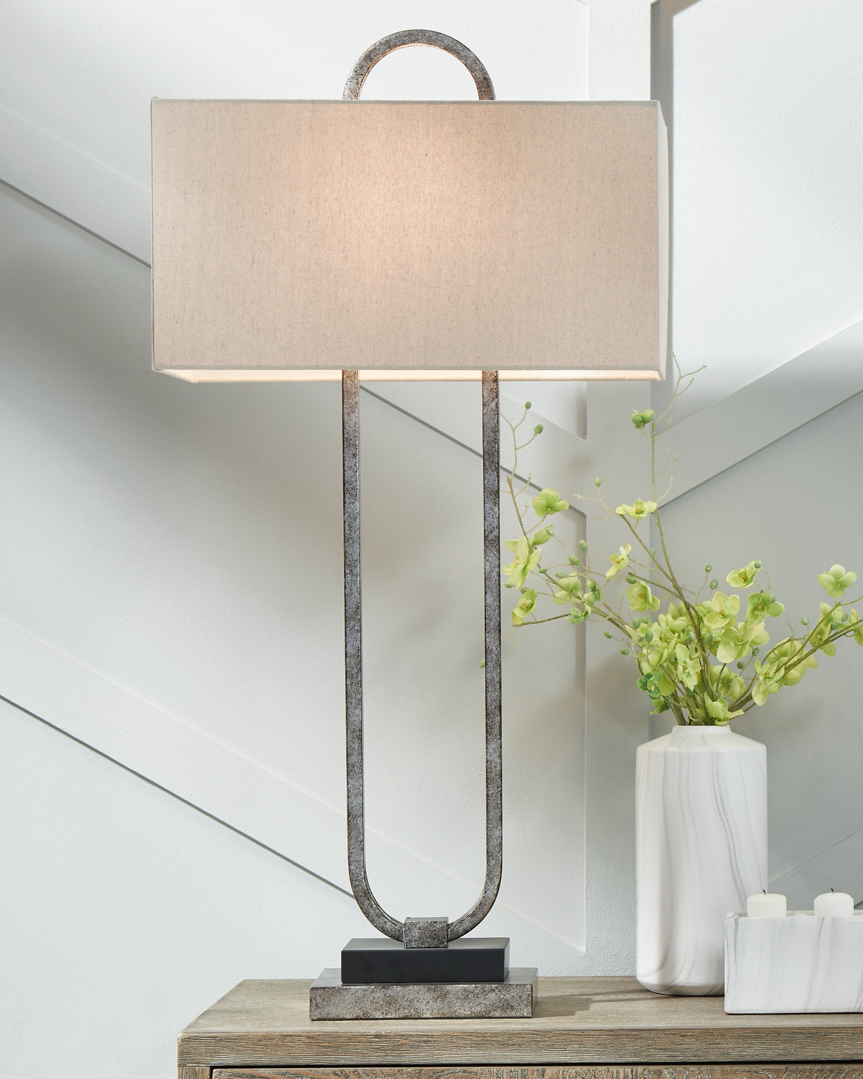 Bennish Metal Table Lamp (1/CN)